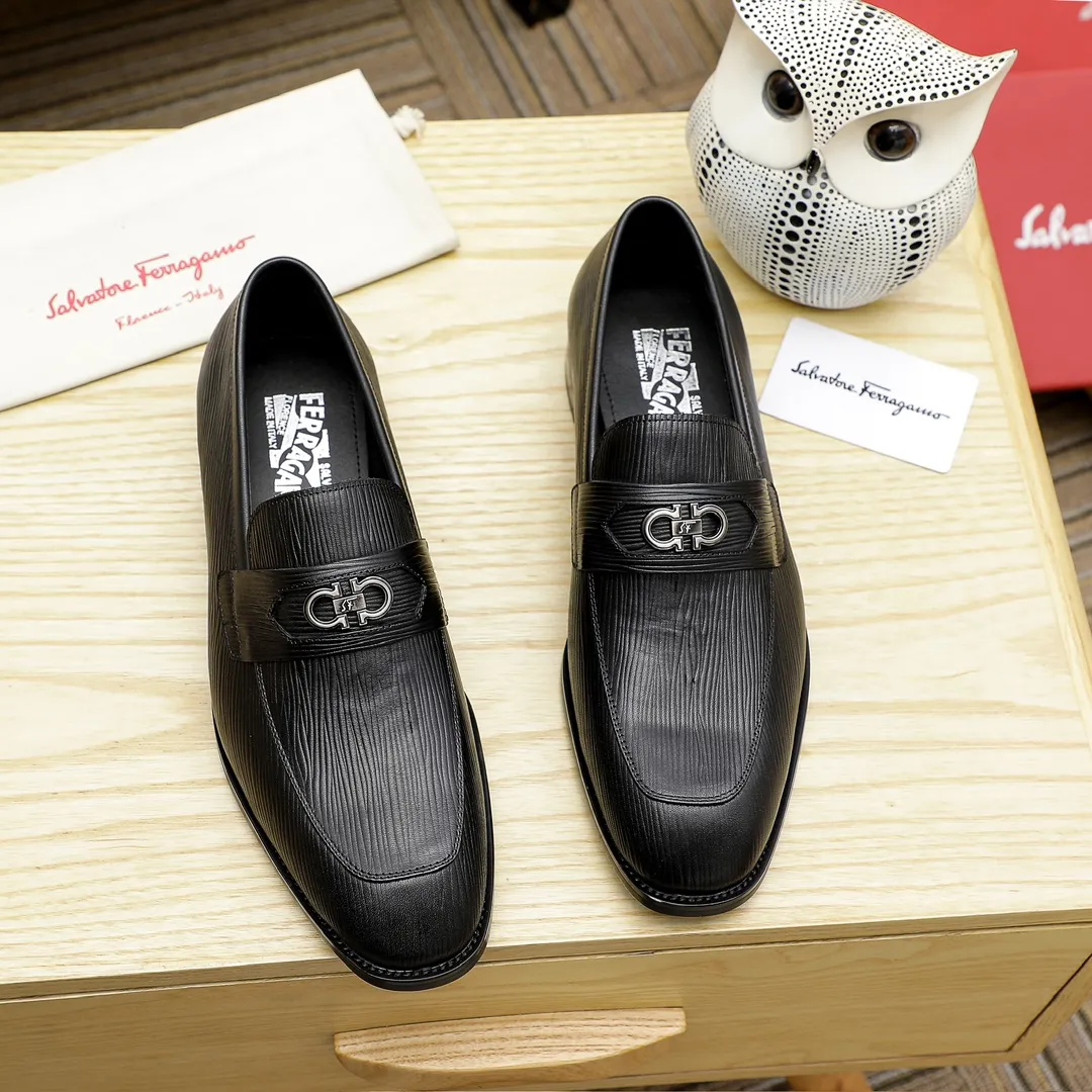 Factory price 460 🔥Ferragamo's new men's casual slip-on shoes🇨🇳Official website original 1:1 mold opening, original quality💯Fine workmanship, high-end luxury☘The upper is made of imported Italian first-layer cowhide🌴Water-dyed🐂Leather lining🍓Rubber wear-resistant and non-slip outsole, breathable and comfortable to wear🍍The first choice for high-grade men, black is optional! Code number 38-44 (45.46. Can be customized)